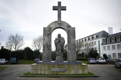 A estátua do papa João Paulo II em Ploërmel, Bretanha