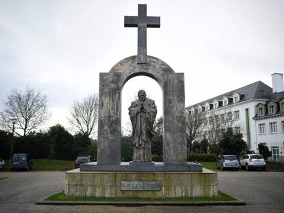 A estátua do papa João Paulo II em Ploërmel, Bretanha