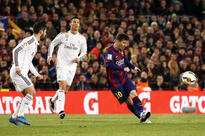 Isco, Cristiano y Messi, en un clásico en el Camp Nou.