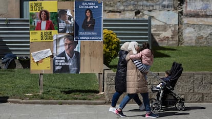 Carteles electorales y dos vecinas en Ripoll, donde gobierna Aliança Catalana, durante la campaña de las elecciones autonómicas de 2024.