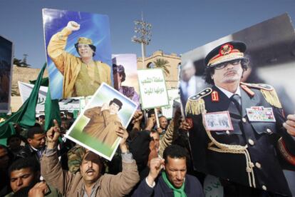 Seguidores de Gadafi muestran imágenes del dictador en una manifestación progubernamental en Trípoli.
