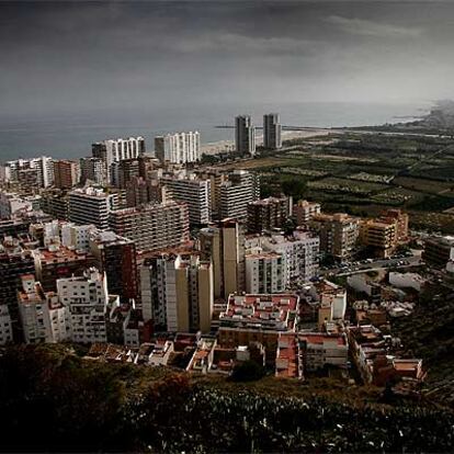 Panorámica de Cullera, con los terrenos del PAI al fondo.