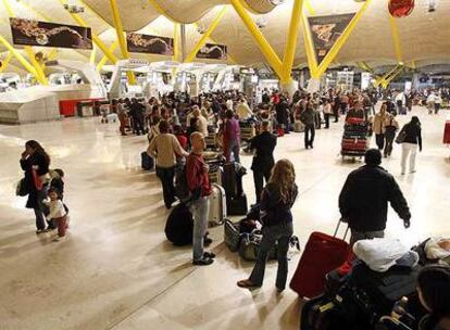 Centenares de personas hacen cola en la T-4 tras la suspensión de operaciones por la tormenta.