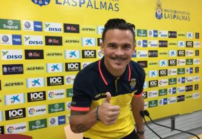 Roque Mesa antes de antender a los medios en las horas previas al choque contra el Sporting.
