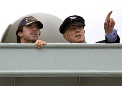 José María Aznar y Manuel Fraga, con sendas gorras, en el puente de mando de la nueva fragata, Álvaro de Bazán. PRIMER PLANO - ESCENA