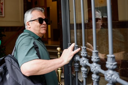 Santos Cerdán, el 17 de junio en el portal de su domicilio en Madrid.