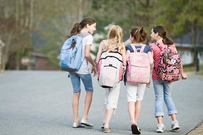 Cuatro alumnas se dirigen al colegio andando.