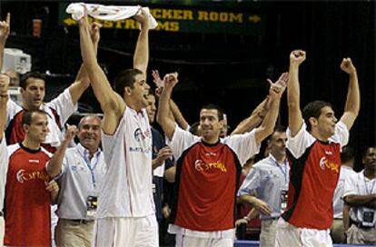 Felipe Reyes, Nacho Rodríguez y Calderón celebran la victoria sobre Estados Unidos.