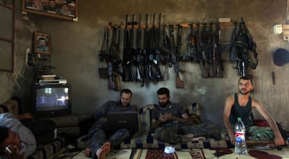 Combatientes del Ejército Sirio Libre, en una casa cerca de Alepo.