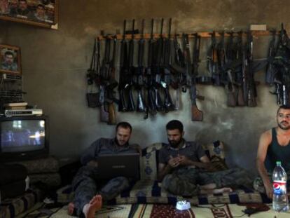 Combatientes del Ej&eacute;rcito Sirio Libre, en una casa cerca de Alepo.