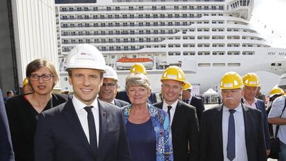 Macron durante una visita en mayo a los astilleros STX, nacionalizados para indignaci&oacute;n de Italia
