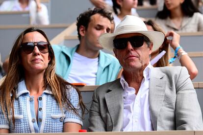 El actor Hugh Grant sigue el partido entre Djokovic y Ruud.