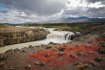 Vista de las cascadas de Thjofafoss con el volcán Hekla.