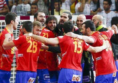 Los jugadores españoles celebran la victoria