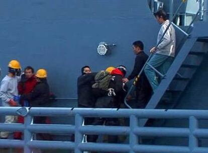 Marineros japoneses reducen a los dos ecologistas que subieron a bordo del ballenero <i>Yashin Maru 2.</i>