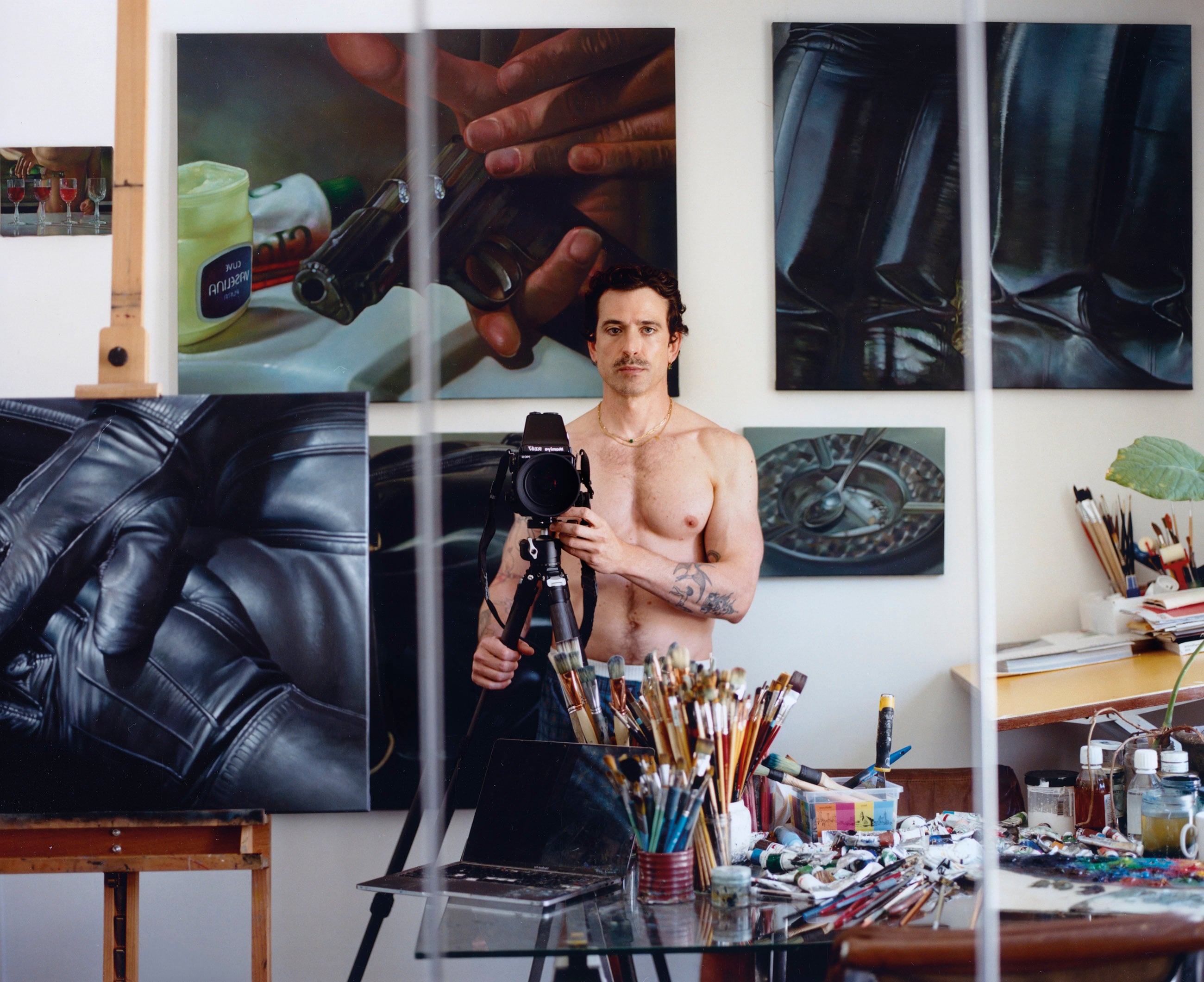 Sexo, cuero y pintura al óleo: Ricardo Fumanal, el artista español que retrata el deseo desde su estudio en París