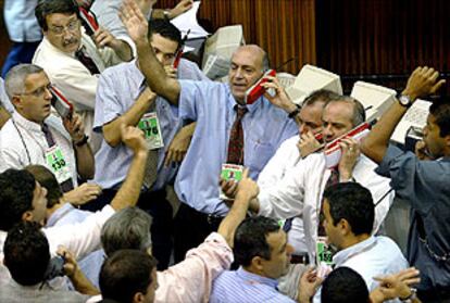Intermediarios de la Bolsa de São Paulo en plena euforia, el jueves, en la primera sesión tras el anuncio del FMI.
