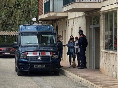 Dispositivo de Mossos en el edificio Creu de Sant Pol, en S'Agaró, Girona, este martes por la mañana.