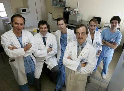 El equipo de investigación: Antonio Fernández (izquierda) , Antonio López, Luís Azcona, Carlos Macaya, Petra J. Mateos-Cáceres y Daniel Sacristán.