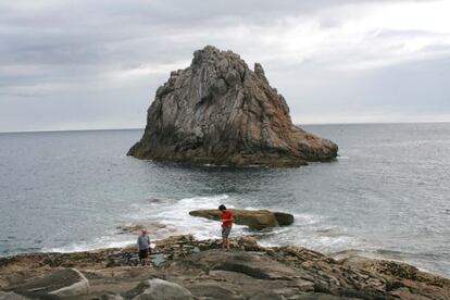 Rainer Kirberg (izquierda) y el productor Felipe Lage, en el archipi&eacute;lago de Os Farall&oacute;ns, en el municipio lucense de Cervo.