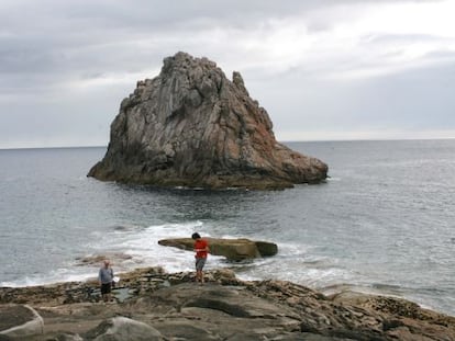 Rainer Kirberg (izquierda) y el productor Felipe Lage, en el archipi&eacute;lago de Os Farall&oacute;ns, en el municipio lucense de Cervo.