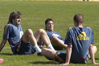 David Albelda (a la izquierda), Joan Capdevila (en el centro) y Fernando Torres, ayer en la sesión de entrenamiento.