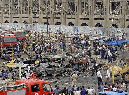 Los bomberos y maquinaria pesada, en el lugar de la explosión. La sede de la administración de la provincia de Bagdad, junto al Ministerio de Justicia (en la imagen) han sido los dos objetivos.