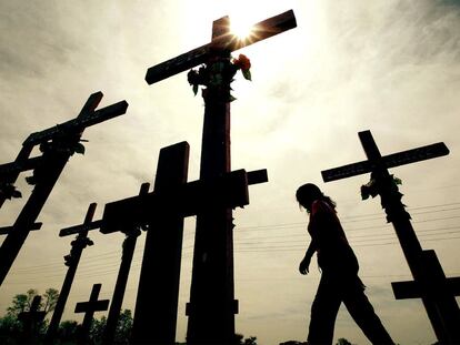 Una chica camina tras el funeral por dos mujeres asesinadas en Ciudad Juárez (México) en octubre de 2010.