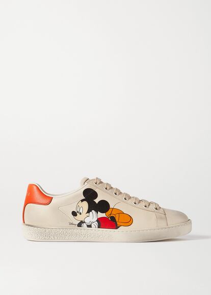 Estampadas con el legendario ratón de los dibujos animados, las zapatillas 'Ace' están hechas de cuero suave con una lengüeta en el talón de color naranja vivo en contraste. Están sutilmente desgastados y tienen cordones únicos tratados a mano para que parezcan vintage.