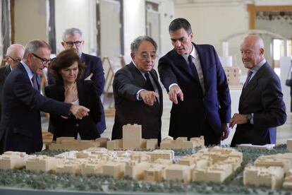 La vicepresidenta Calvo observa la maqueta la ampliación junto al arquitecto Carlos Rubio, el presidente Sánchez y Norman Foster.