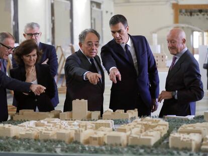 La vicepresidenta Calvo observa la maqueta la ampliación junto al arquitecto Carlos Rubio, el presidente Sánchez y Norman Foster.