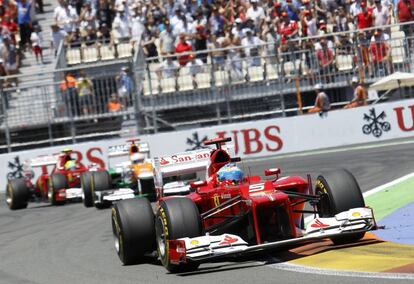 Alonso al frente del grupo en el circuito de Valencia.
