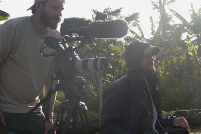 Los codirectores, Brad Allgood y Camilo de Castro Belli durante el rodaje de la película.