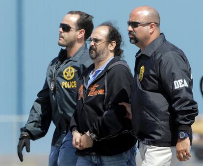 Momento en el que Rodrigo Tovar Pupo es trasladado por agentes de la DEA a Florida, en una imagen de 2008
