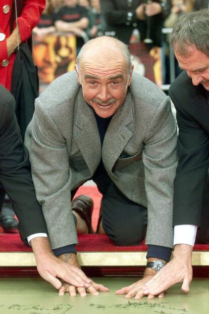 En abril de 1999, Sean Connery, deja sus huellas en el Paseo de la Fama de Hollywood.