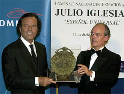 Julio Iglesias recibe el premio.