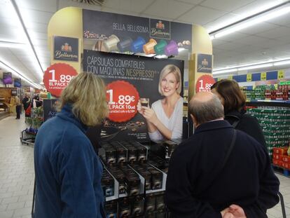 Clientes observan cajas de cápsulas de café Bellarom en una tienda de Lidl en Madrid. / Elida Rodríguez