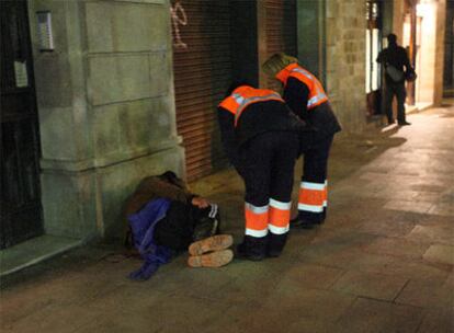 Miembros de los servicios sociales del ayuntamiento atienden a los sin techo en las calles de Barcelona, en una fotografía de archivo.