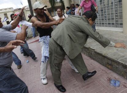 El vicepresidente del Parlamento hondureño, Ramón Velázquez, es zarandeado por un seguidor del depuesto Manuel Zelaya.