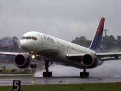 Un avion Boeing 137 de la empresa aérea Delta Airlines despega de la pista del Aeropuerto Internacional La Aurora, en Ciudad de Guatemala. EFE/Archivo
