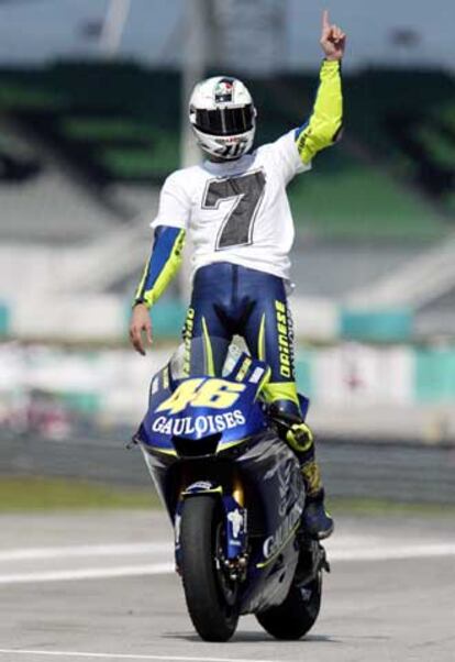 Rossi celebra su título durante la vuelta de honor.