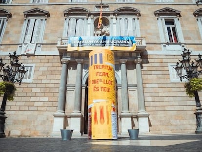 Cartel institucional de la Diada de 2022 frente a la fachada del Palau de la Generalitat.