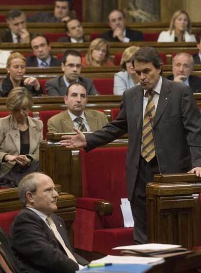 Artur Mas, de pie, se dirige al presidente José Montilla.