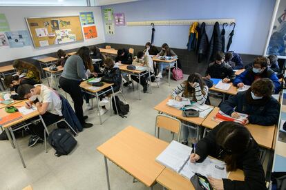 Alumnos en un instituto público valenciano, el curso pasado.