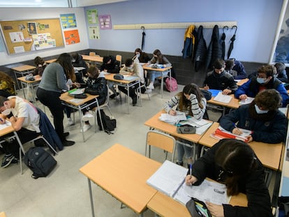 Alumnos en un instituto público valenciano, el curso pasado.