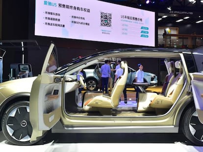 Un vehículo de la marca de coches eléctricos Aiways expuesto en un salón del automóvil de la ciudad china de Chengdú.