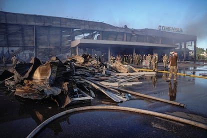 “El centro comercial está en llamas. Los bomberos tratan de extinguir el incendio. La cantidad de víctimas es imposible de imaginar”, escribió a las 16.18 del lunes el presidente ucranio, Volodímir Zelenski, en su cuenta de Telegram. En la imagen, miembros de la operativa de rescate trabaja en los escombros del centro comercial el lunes.