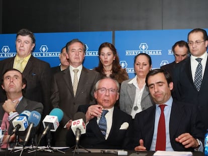 Ruiz Mateos junto a sus hijos en una presentación de Nueva Rumasa