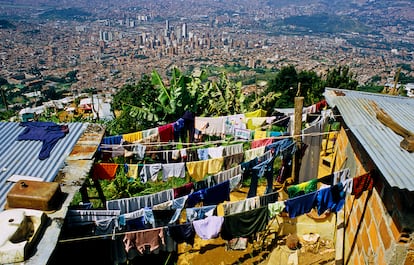 Un asentamiento de desplazados, con la ciudad colombiana de Medellín al fondo.
