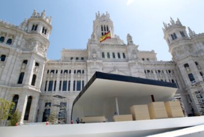 Escenario instalado en Cibeles para la visita del papa Benedicto XVI a Madrid con motivo de la Jornada Mundial de la Juventud.